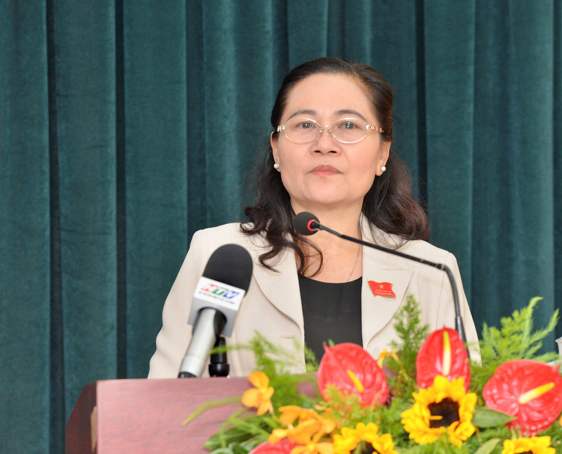 Đồng chí Nguyễn Thị Lệ - Chủ tịch HĐND Thành phố phát biểu tại hội nghị (Ảnh: CAO THĂNG).